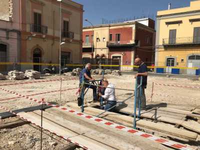 Grazie a un�impalcatura allestita ad hoc i partecipanti sono scesi all�interno della cisterna, il cui pavimento � situato a circa sei/sette metri rispetto al piano di campagna superiore